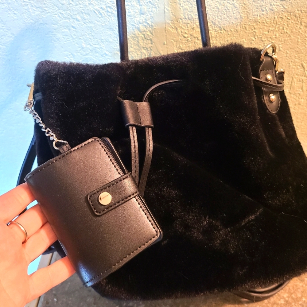 NWOT House Of Harlow 1960 Black Faux Fur Tote Bag with Card Holder